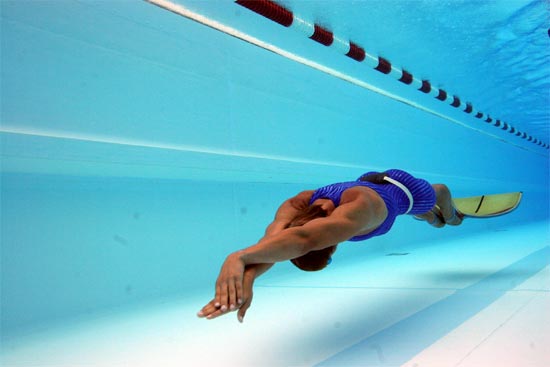 Одна ласта на две ноги и специальный способ плавания, имитирующий движения дельфина помогают ускориться. Фото с сайта podrobnosti.ua