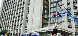 Как мускулистые гиганты гоняли мяч перед Донецким облсоветом – фоторепортаж