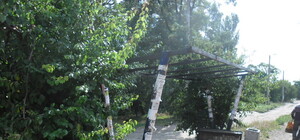 В Донецке остановки 8-го трамвая превратились в уродливые сараи