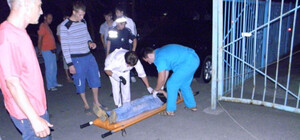 Трое избили и ограбили запорожца прямо на территории рынка