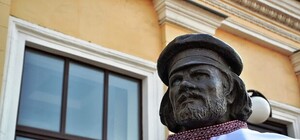 Памятники Харькова разодели в вышиванки: ФОТО