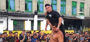 Донецкий силач Халаджи показал свои умения в тюрьме – смотрим фото