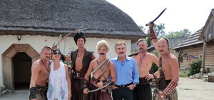 Российский телеведущий Леонид Каневский снимает на Хортице передачу