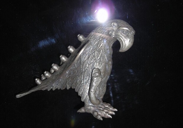 Один из самых ярких предметов клада - серебряный орел. Он, по одной из версий, мог быть трофеем Святослава - навершием византийского знамени.
