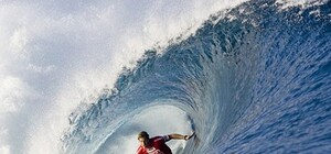 В одесской Лузановке спасли мужчину, который в шторм занялся серфингом