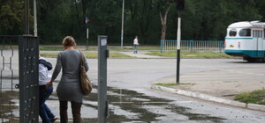 Возле больницы на Якира разлилась канализация, люди шлепали по луже и перепрыгивали через забор