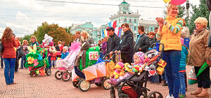 По Луганску в колясках разъезжали Президент, Маленький Принц и Амур
