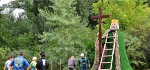 Фотофакт: трехметровая скульптура с Певчего поля теперь украшает Подол