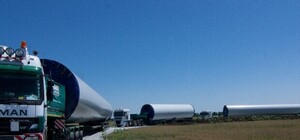 В Донбасс привезли громадные турбины для ветряной электростанции