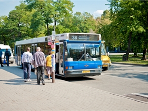 Горожан обещают возить только на больших безопасных автобусах. Фото: Максим Крюк.