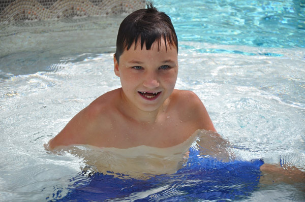 Леша-Логан уже год в Америке - он обожает плавать. Все фото: http://deti.zp.ua/