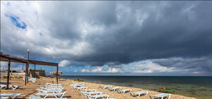 Пустынный сентябрьский пляж в Севастополе