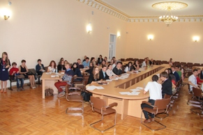 Заседание молодежного европарламента. Фото: sites.znu.edu.ua