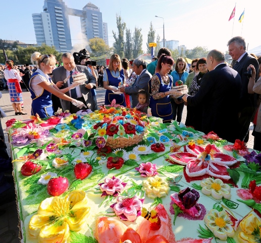 Так резали гигантский торт в прошлом году. Фото: ipnews.in.ua.