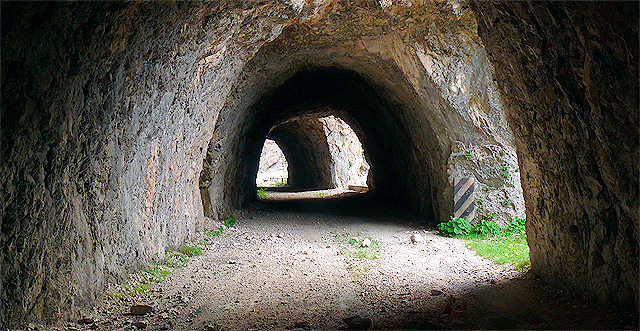 Фото с сайта <a href="http://commons.wikimedia.org/wiki/File:Centa_San_Nicol%C3%B2-Valico_della_Fricca-old_tunnel_12.jpg">commons.wikimedia.org</a>.