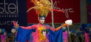 Модель, дефилирующая топлес, принесла победу преподавательнице