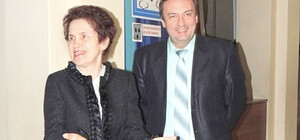 Как Людмила Янукович в черном костюме с рюшами 