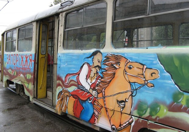 Новость - Транспорт и инфраструктура - Александр Син запустил ржавый праздничный трамвай