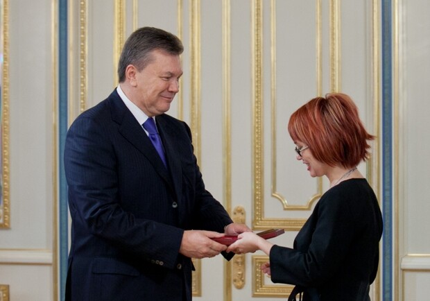 Президент Украины Виктор Янукович вручает награду. Фото - president.gov.ua