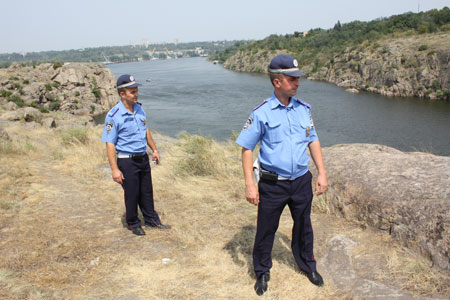 Правоохранители патрулируют остров.