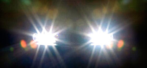 Водитель, ослепленный фарами встречной машины, сбил пешеходов