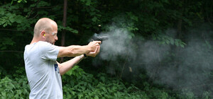 Мужчина отстреливался от коммунальщиков, защищая автомобиль