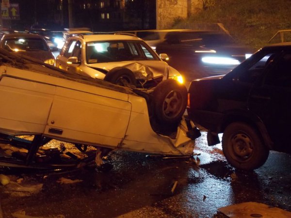 Легковушка сделала сальто. Фото - reporter-ua.com