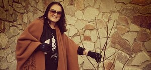 София Ротару сажала деревья в центре Ялты