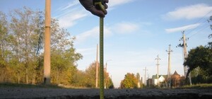 Житель Донецка едва не сгорел в своей машине из-за ямы на дороге