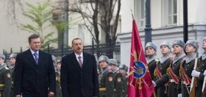 Этот неловкий момент: начальник президентского караула сшиб себе саблей фуражку перед Януковичем