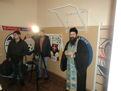 Отей Сергий провел обряд освящения. Фото: пресс-служба ГПс Украины в Запорожской области.