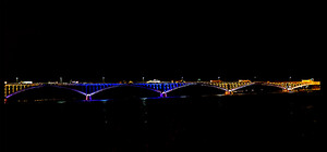 Заграница нам поможет: мосты и здания подсвечивают желто-синим