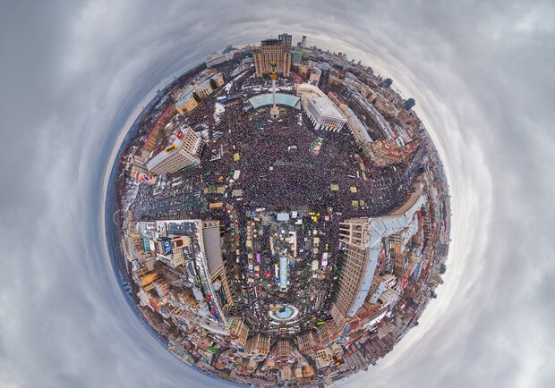 Евромайдан в Киеве. Фото сделано с высоты птичьего полета фотокамерой "рыбий глаз".