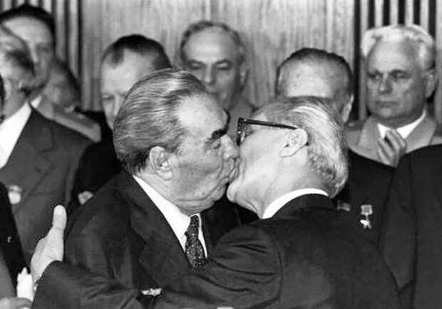 Дорогой Леонид Ильич Брежнев (слева) по-мужски крепко целует главу братской ГДР Эриха Хонеккера. Источник фото: http://bigpicture.ru/
