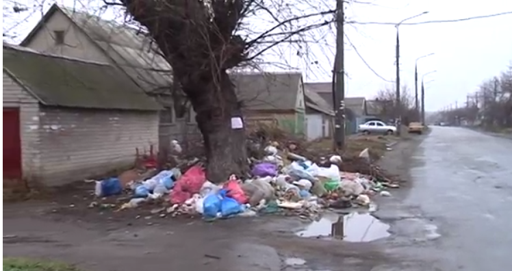Новый стихийный мусорник по ул.Чапаева. Кадр из сюжета телеканала Голд