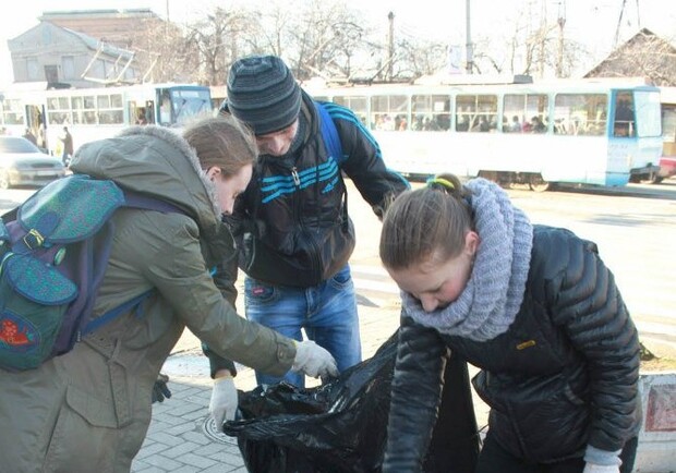 Участники "антисвинской" акции убирают территорию прилегающую к парку Климова