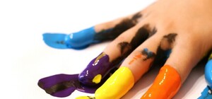 Неизвестные безобидно “разукрасили” остановку, им грозит штраф