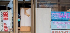 Титушки забаррикадировались в 