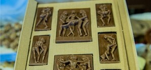 Фотофакт: запорожцам предлагают купить пособие по сексуальным утехам из шоколада