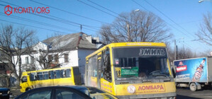 В Симферополе иномарка врезалась в автобус с людьми