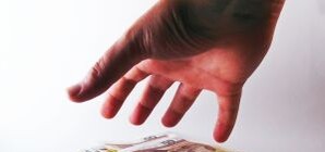 Скандал в ЛЭО – контролеры попались на взятке в 6 тысяч гривен