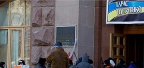 Освобождают центр: митингующие сносят баррикады и выезжают из КГГА