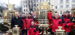 Рекорд в Запорожье: посреди проспекта стоят огромные самовары