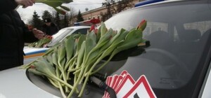 Одесские гаишники вместо штрафов сегодня дарили цветы