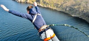 Горожане сигали с огромной высоты