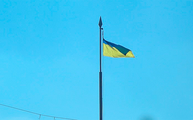 Новость - Транспорт и инфраструктура - Фотофакт: Дамбу украсили флаги Украины