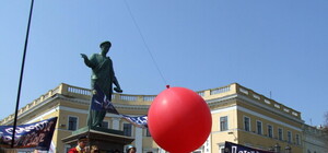 Юморина-2014 в Одессе: возле Дюка клоуны устроили митинг, целовали прохожих и показывали фокусы