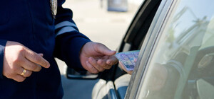 Дорожный контроль опять поймал ГАИшников на взятке