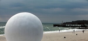 Подготовка к сезону: в Одессе песок на пляжах просеивают спецмашинами