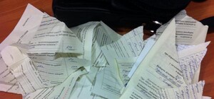 К черту выборы: На Бабурке бюллетень порвали  в клочья